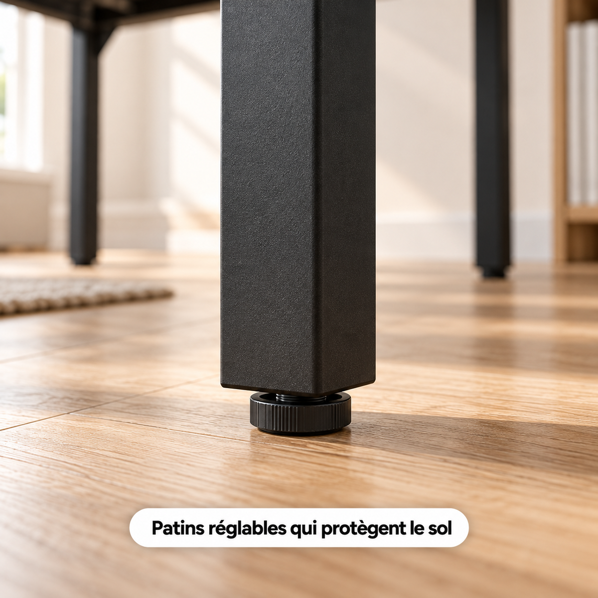 Gros plan sur le patin réglable d'un pied en métal noir du bureau double, posé sur un parquet