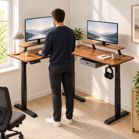 Homme travaillant debout au bureau d'angle électrique, vu de dos