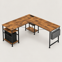 Bureau d'angle modulable 140 x 140 cm marron avec prises USB et étagères, vue de trois quarts sur fond gris clair