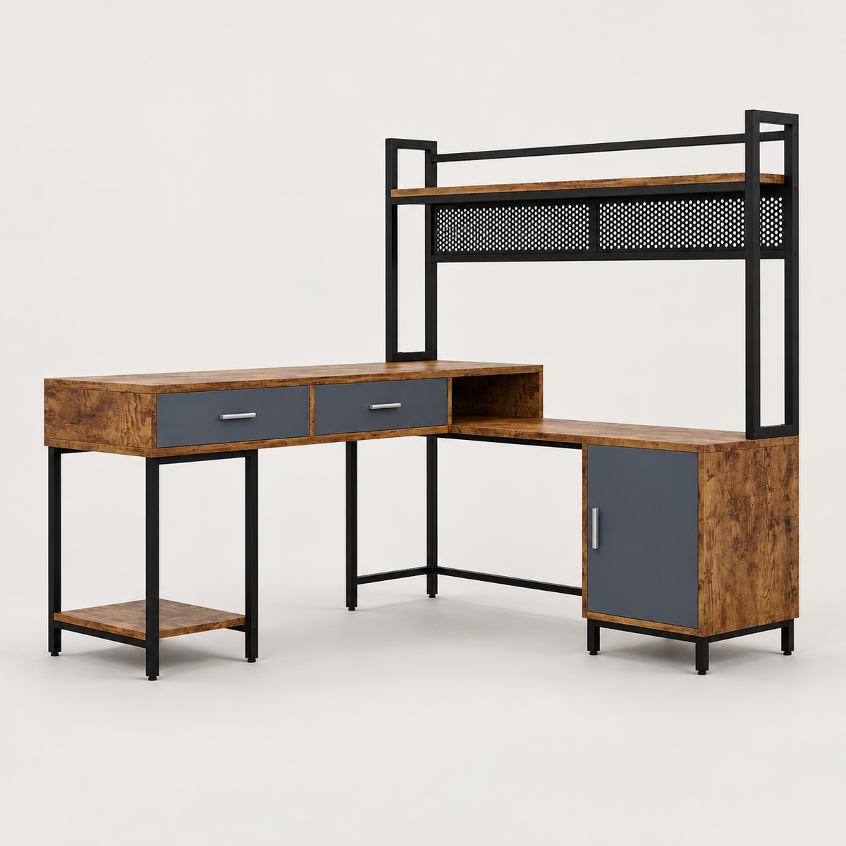 Bureau d'angle industriel en L 140 x 140 cm avec étagère haute, tiroirs et placard, vue de trois quarts sur fond gris clair