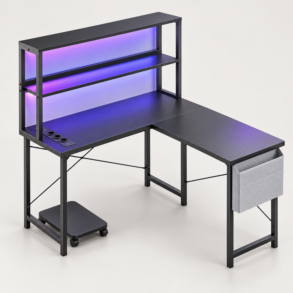 Bureau d'angle gaming en L 148 cm noir avec LED RGB et étagère, vue de trois quarts sur fond gris clair
