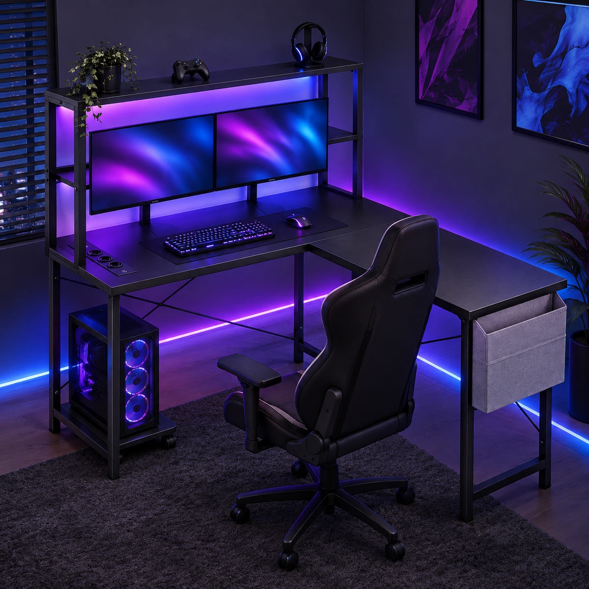 Bureau d'angle gaming en L 148 cm noir installé dans une chambre gaming éclairée en LED violet et bleu