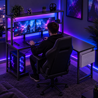 Homme jouant au bureau gaming d'angle noir, vu de dos