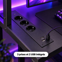 Gros plan sur les 3 prises et 2 ports USB intégrés du bureau gaming noir