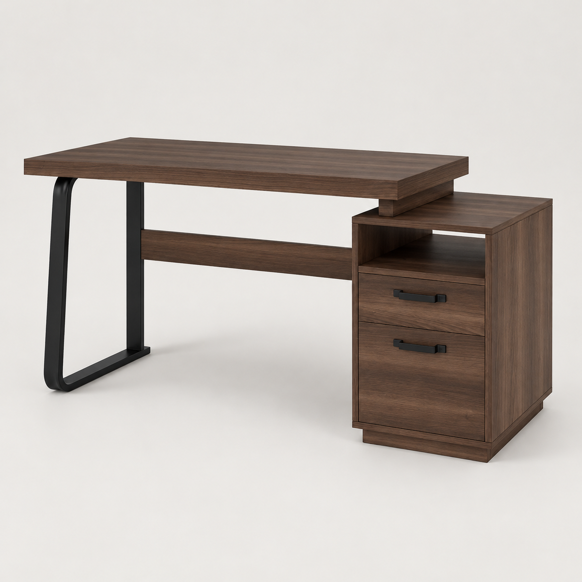 Bureau 135 cm effet noyer avec tiroirs et niche de rangement, vue de trois quarts sur fond gris clair