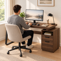 Homme travaillant au bureau 135 cm effet noyer, vu de dos