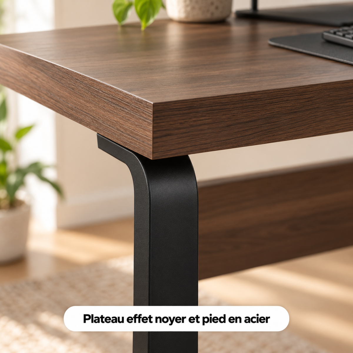 Gros plan sur le plateau effet noyer et le pied en acier noir du bureau 135 cm