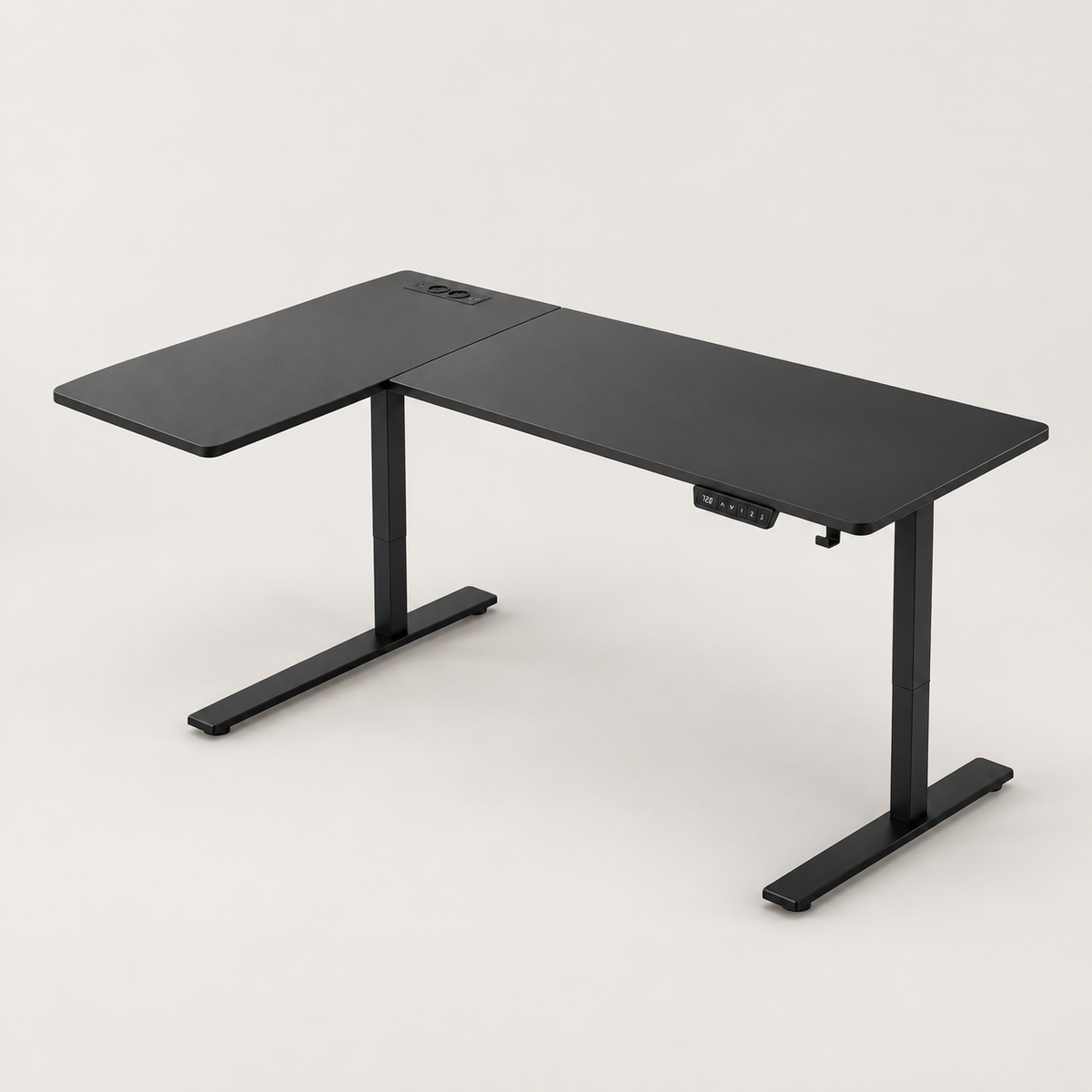 Bureau d'angle électrique 160 x 120 cm noir à 3 mémoires, vue de trois quarts sur fond gris clair
