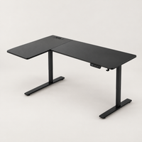 Bureau d'angle électrique 160 x 120 cm noir à 3 mémoires, vue de trois quarts sur fond gris clair