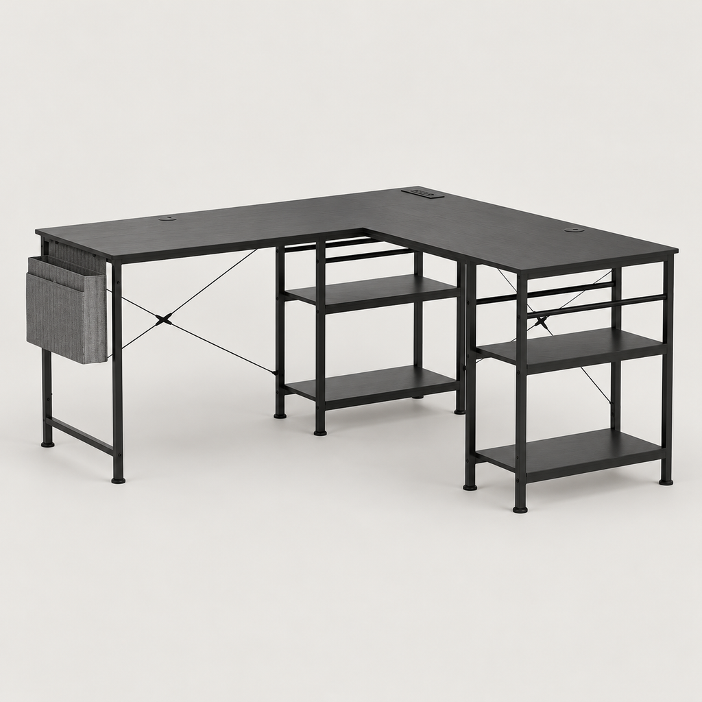 Bureau d'angle noir 140 x 140 cm avec prises USB et étagères, vue de trois quarts sur fond gris clair