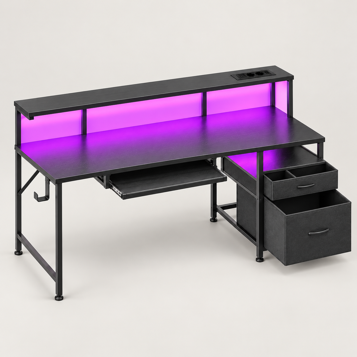Bureau gaming 140 cm noir avec LED, étagère d'écran et tablette clavier, vue de trois quarts sur fond gris clair