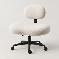 Chaise de bureau en tailleur pivotante en laine d'agneau blanche, vue de trois quarts sur fond gris clair