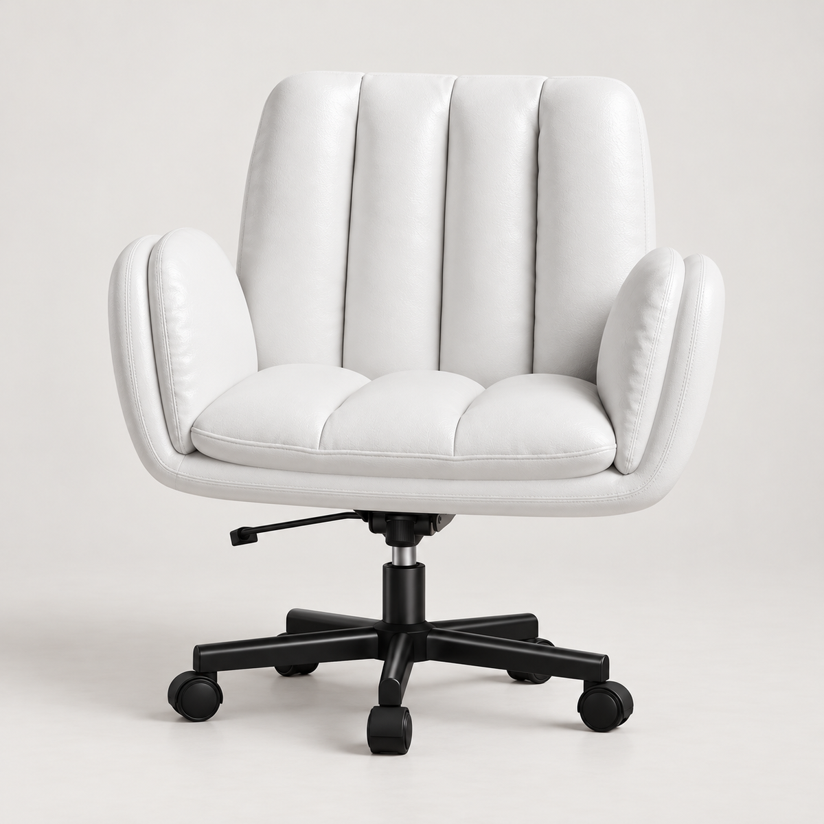 Chaise de bureau extra-large en similicuir blanc, vue de trois quarts sur fond gris clair