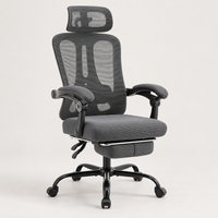 Chaise de bureau en maille inclinable avec repose-pieds grise, vue de trois quarts sur fond gris clair