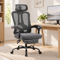 Chaise de bureau en maille inclinable avec repose-pieds grise devant un bureau en bois clair