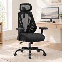 Chaise de bureau ergonomique en maille à bascule noire devant un bureau en bois clair