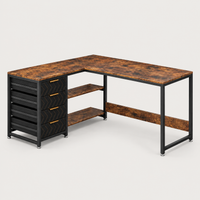 Bureau d'angle en L 150 cm marron rustique et noir avec 4 tiroirs, vue de trois quarts sur fond gris clair