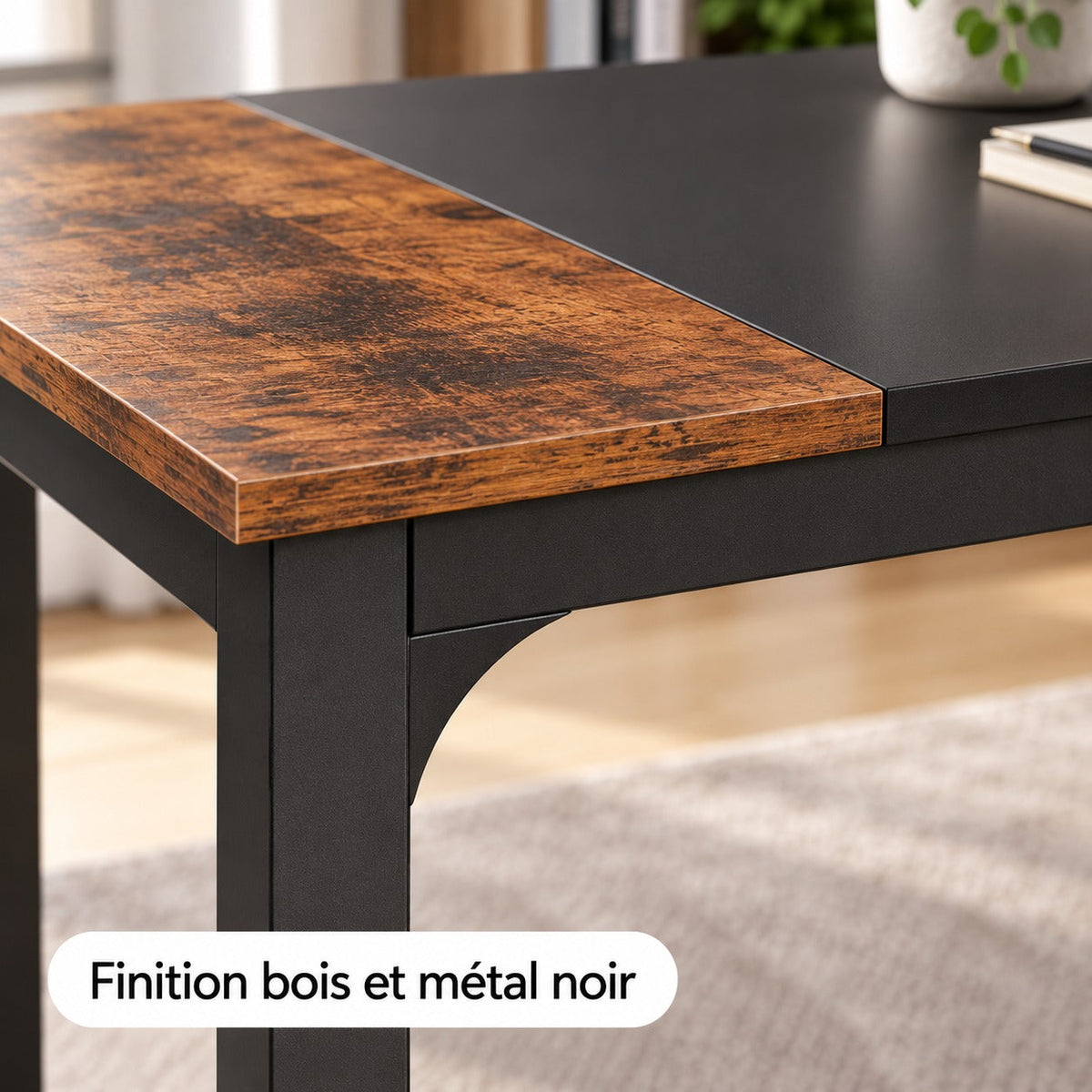 Gros plan sur la finition bois et le pied en métal noir