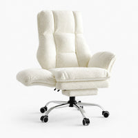 Chaise de bureau large inclinable avec repose-pieds en tissu teddy blanc, vue de trois quarts