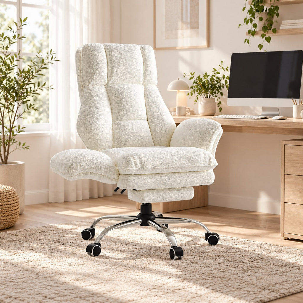 Chaise de bureau large inclinable avec repose-pieds blanche dans un bureau à domicile lumineux