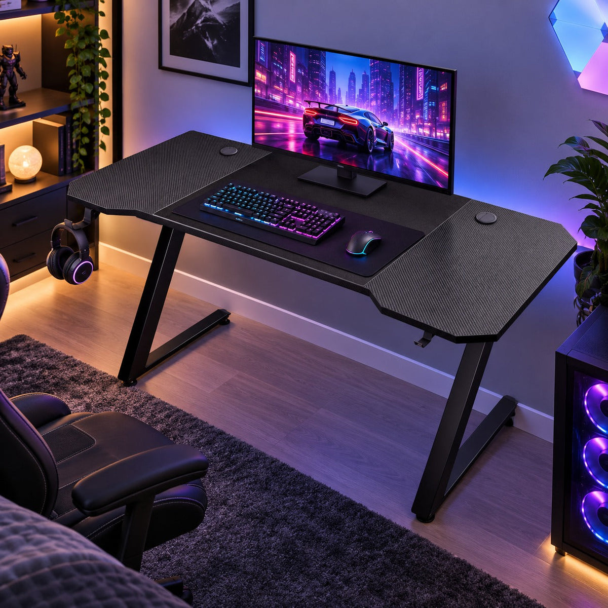 Bureau gaming 120 x 60 cm effet carbone avec pieds en Z installé dans une pièce lumineuse