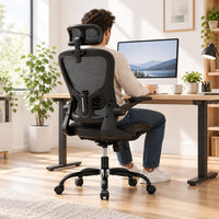 Homme travaillant assis sur la chaise ergonomique en maille, vu de dos