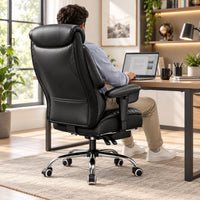 Homme assis dans le fauteuil gaming renforcé noir