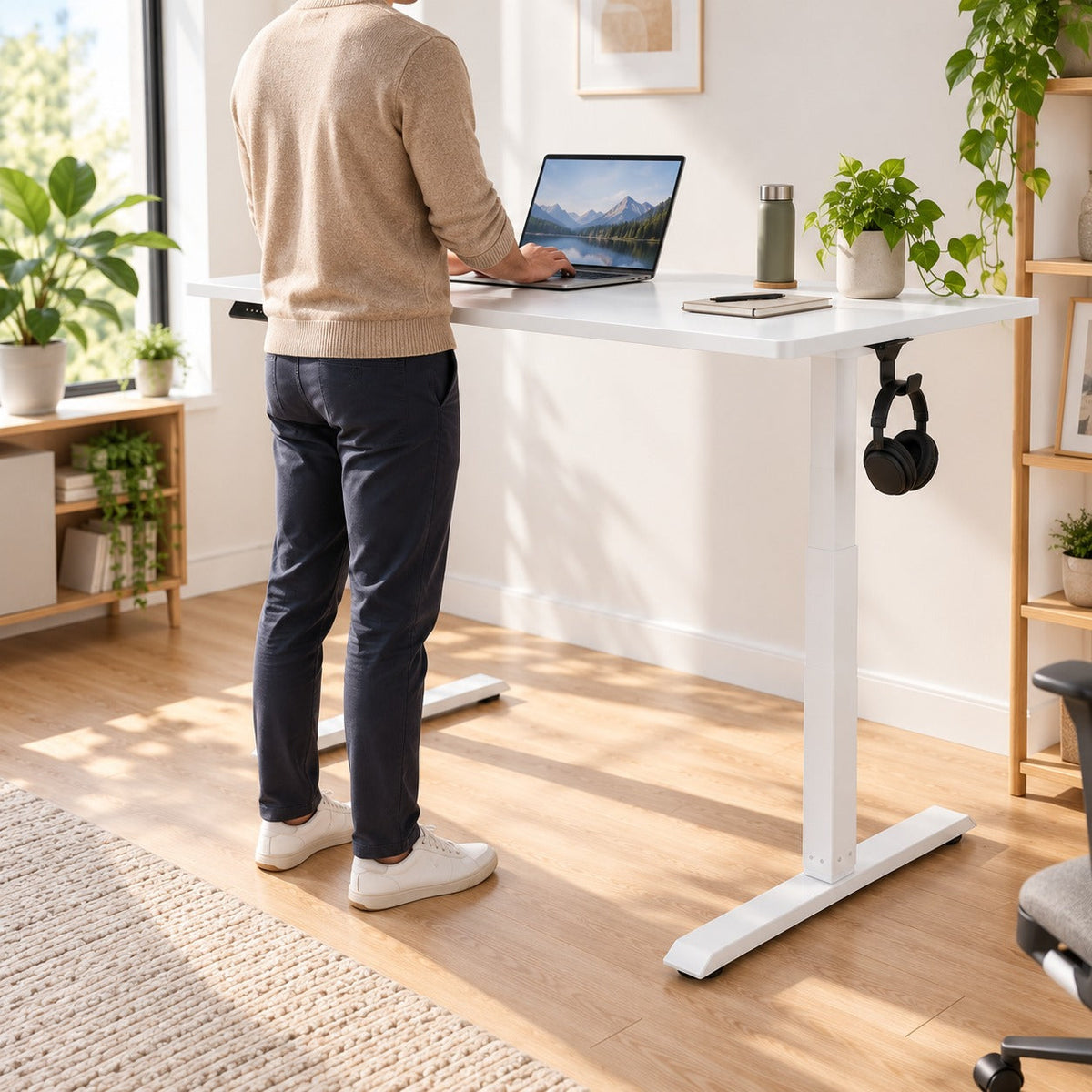 Homme travaillant debout au bureau assis-debout blanc