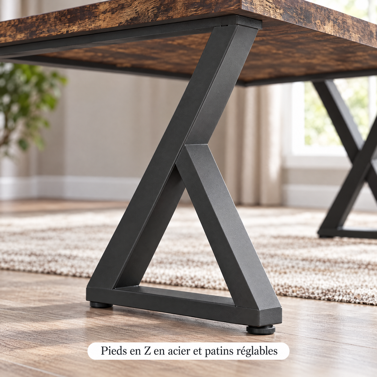 Gros plan sur le pied en acier et le plateau du bureau industriel