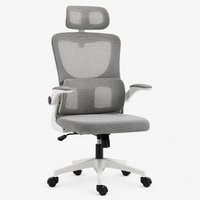 Fauteuil de bureau en maille avec appui-tête gris et blanc, vue de trois quarts