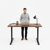 Homme debout au bureau